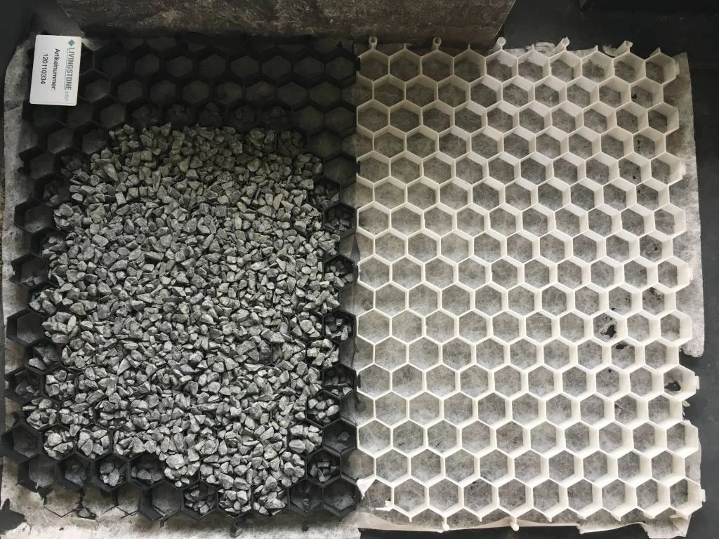 Grind en ondergronden Twee splitplaten met honingraatstructuur, één zwart en gevuld met split en één wit zonder vulling, ideaal voor een stevige en waterdoorlatende ondergrond.