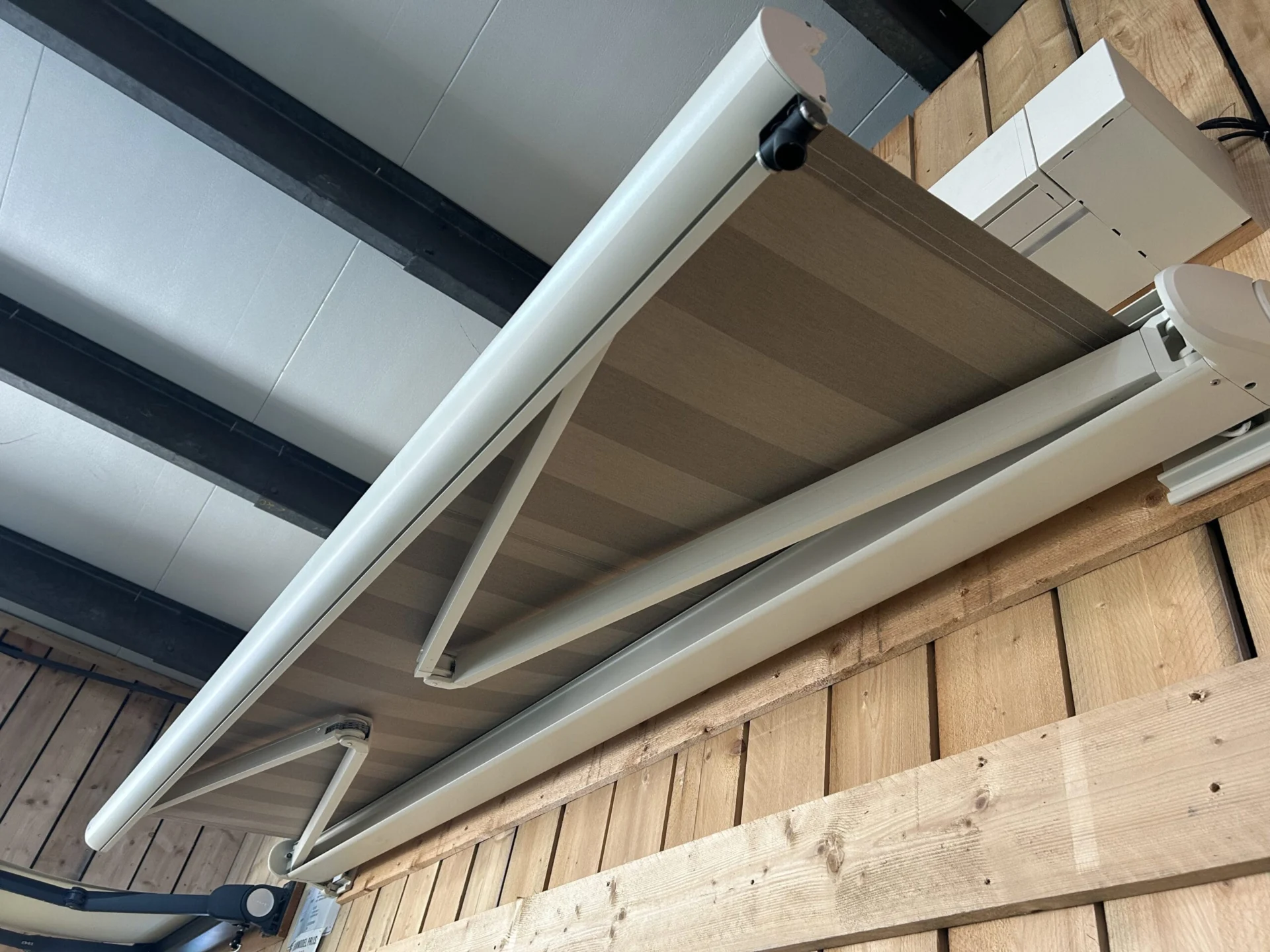 Zonnescherm - 3000 mm breed - 2500 mm uitval - creme wit