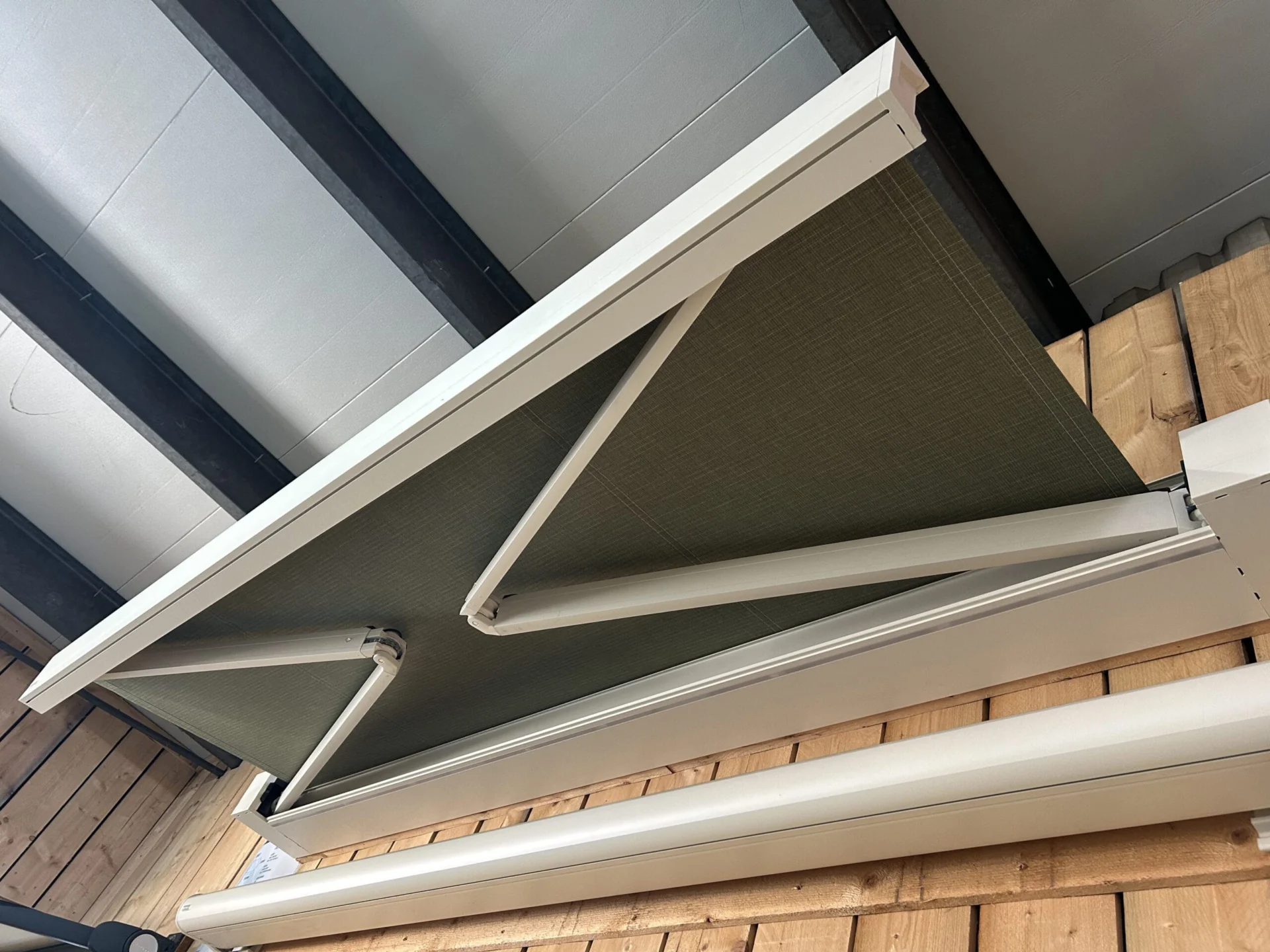 Zonnescherm - 3000 mm breed - 2500 mm uitval - creme wit