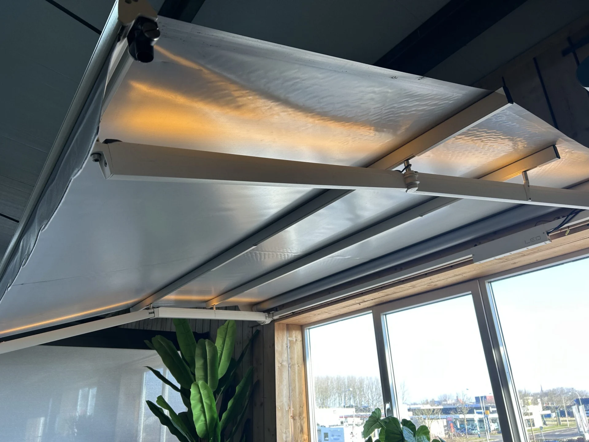 Zon en regenscherm - 3000 mm breed - 2500 mm uitval - creme wit